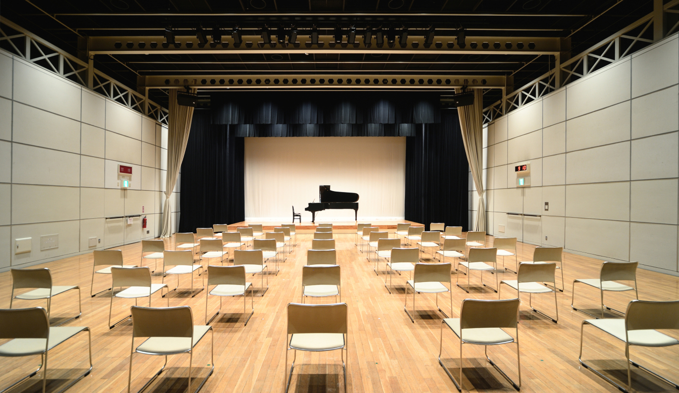 中ホール ピアノを設置した舞台
