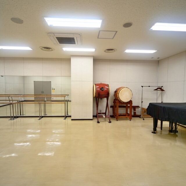 岩沼市民会館 ご案内③【リハーサル室】

#岩沼市民会館 リハーサル室は、広さ62.7㎡、約20人が利用できます。鏡張りの部屋となっておりますので、ダンスやバレエ、軽運動などの練習によく利用されています。（鏡の大きさは縦200×横568㎝となっております。）
また、防音設備があり、#ヤマハC3A のピアノや和太鼓が置いてありますので、楽器や合唱などの練習にもご利用いただけます。
ダンスや合唱などの練習場所をお探しの方は、是非ご見学・ご利用してみてはいかがでしょうか。

#宮城県　#岩沼市　#岩沼市民会館　#岩沼市中央公民館　#コンサート　#イベント　#リハーサル　#ピアノ　#ヤマハ　#音楽　#ダンス練習　#合唱練習　#岩沼市民会館ご案内　#市民劇団ウィープ　#杜に吹く風コンサート　#第九の会