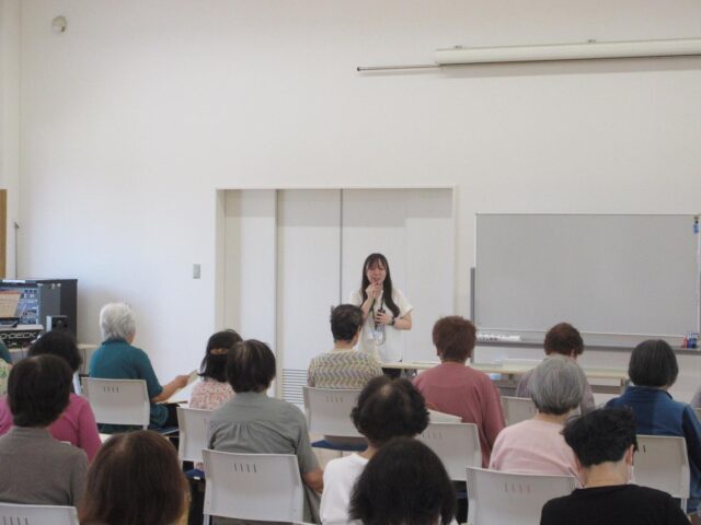 【松風大学が開講しました】
令和7年度中央公民館玉浦教室「松風大学」が開講しました。
全6回の講座で玉浦コミュニティセンターを会場に多種多様な内容を学びます。
開講初回は岩沼市健康増進課から岩沼市の健康課題についての講話と、スマイルヘルスサポーターをお迎えし「運動を通じた健康づくり」と題し、実際に身体を動かしながら健康について学びました☺️

#岩沼市中央公民館　#岩沼市　#教室　#講座　#大学　#健康　#玉浦　#玉浦コミュニティセンター