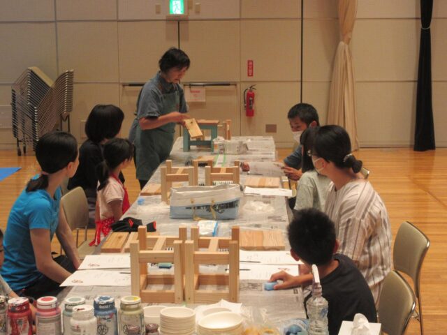 【親子DIY教室を実施しました】
令和7年度中央公民館教室「親子DIY教室」を実施しました。
講師には、たかのDIYスタジオのたかのひろみ先生をお迎えし、市民会館の中ホールを会場に、キッズチェアづくりを行いました。
天板のニス塗りや脚部の色塗り、クギを使って天板の取り付け等を行いました。
参加者の皆さんは自分好みの色に塗ったオリジナリティあふれる作品を作り上げました✨

#岩沼市中央公民館　#岩沼市　#教室　#講座　#ものづくり　#DIY　#キッズチェア