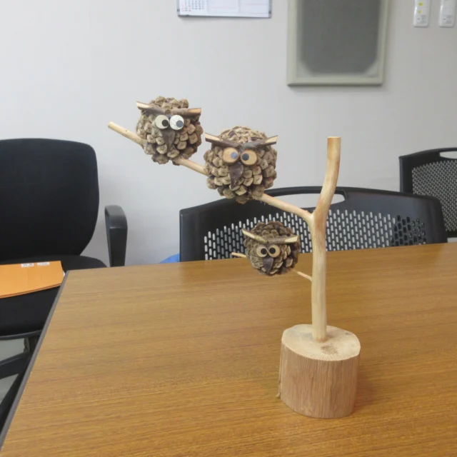 【木の枝を使ったものづくり教室（全5回）が終了しました】
令和7年度中央公民館教室「木の枝を使ったものづくり教室」の全5回が終了しました。
講座では木の枝を使用して「松ぼっくりフクロウ」や「竹とんぼ」、「竹ぶえ」、「リース」などを作成しました。
受講生の皆さんからは、「リース作りとても楽しく良かったです。」「とてもたのしい講座でした。また次回もあれば参加したいと思います。」などのお声をいただきました☺

#岩沼市中央公民館　#岩沼市　#教室　#講座　#木の枝　#ものづくり　#竹とんぼ　#リース