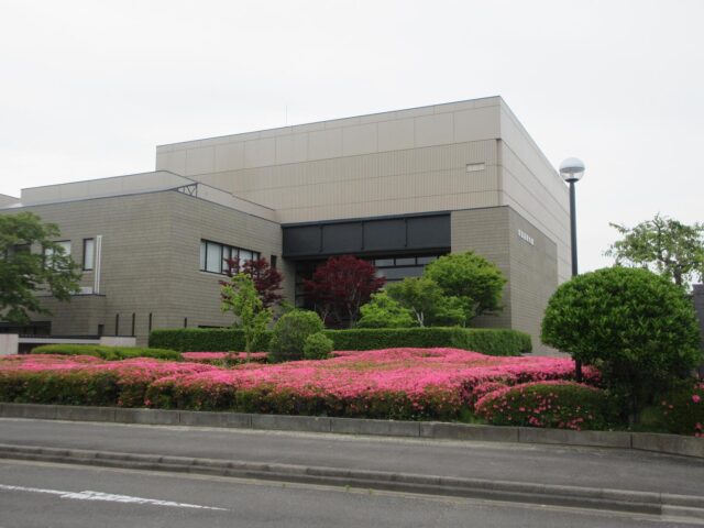 【季節の花が満開です】
市民会館・中央公民館の周辺に咲く、ツツジが満開になっています✨
ご来館の際や近くを通られる際にはぜひご覧ください。

#岩沼市中央公民館　#岩沼市民会館　#岩沼市　#ツツジ　#花　#満開
