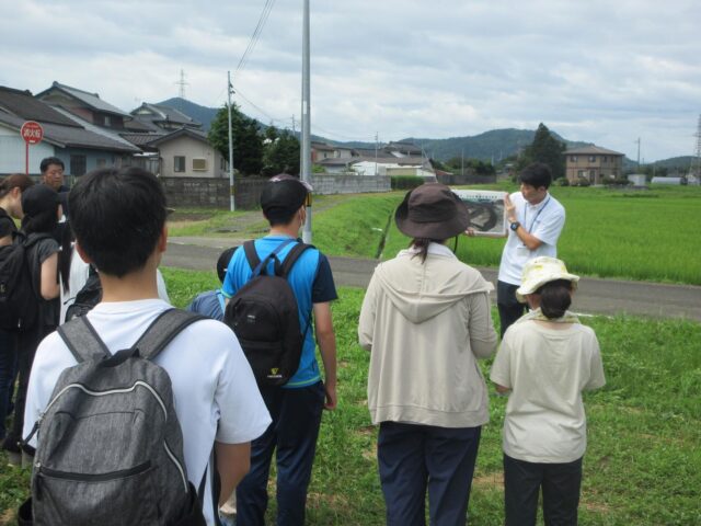 【夏休み子ども発掘体験を実施しました】
令和8年度中央公民館講座「夏休み子ども発掘体験」を実施しました。
当日は晴れましたが、折からの雨で足元が悪く、実際の発掘はできませんでしたが、参加者の皆さんは原遺跡ツアーをまわった後、ふるさと展示室に移動しての土器つくり、遺物の展示見学や実測の手法についてなどを学びました。

#岩沼市中央公民館　#岩沼市　#教室　#講座　#子ども　#遺跡　#発掘　#体験　#夏休み　#原遺跡　#文化財